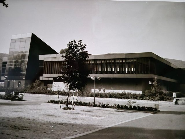 Hallenbad 1975 - Ansicht vom Parkplatz